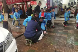 不良商贩校门口摆摊“抽光”学生早餐钱！相关部门回应，依法查处图片