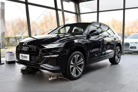 德国进口的中大型SUV，又帅又实用，实拍奥迪Q8图片