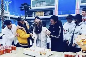 女星被按头埋进蛋糕？满脸狼藉连头发都粘满奶油，清洗后仍要拍戏图片