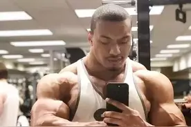 23岁成为力量举大神，日常卧推重量240KG，用4个技巧提升卧推水平图片