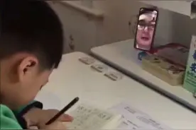 不爱写作业的熊孩子，父亲想出了妙招，科技改变生活，远程监督图片