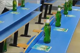 青岛啤酒校园里招聘给每人发瓶酒，官方：惯用礼物，非考察酒量图片