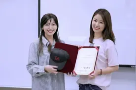 林心如上大学太拼！一年升任学生会长，出席开学典礼同学合照曝光图片