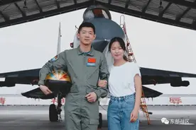 解放军最年轻“金头盔”飞行员亮相，2018年驾驶歼-16首战一举夺魁图片