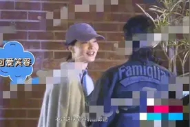 超模杜鹃深夜路边抽烟，吞云吐雾动作熟练，与男友人热聊好娇羞图片