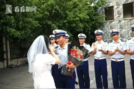 女幼师捧鲜花向消防员男友求婚：你没时间娶我 我来嫁你了图片