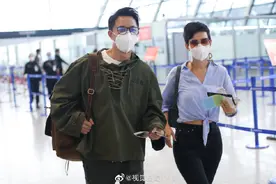 韩庚卢靖姗现身，韩庚绿绑带卫衣潮范十足，卢靖姗短衬衫小秀纤腰图片
