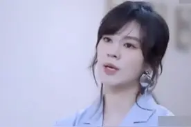 郁可唯为防止狗仔偷拍长期拉窗帘，由于长时间晒不到太阳导致缺钙图片