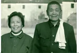 开国将军甘祖昌夫人，一生从事乡村教育，97岁不忘初心从事扶贫图片