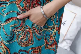 挖到一家中年女装店，55岁妈妈穿这“蓝妖姬”刺绣衫，不打扮都美图片