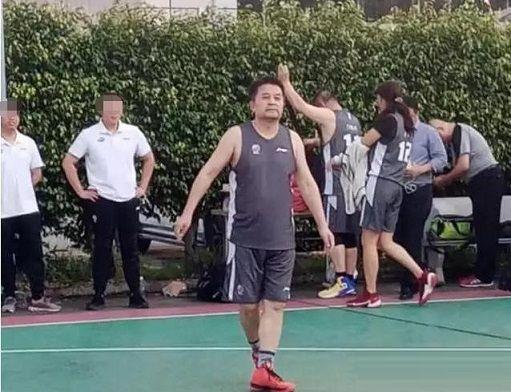 60岁央视前主持人毕福剑近照曝光，和友人深夜打台球精神状态好