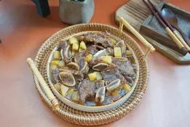 广式茶点牛仔骨在家就能做，味道咸鲜肉质嫩滑，学会不去茶餐厅吃图片