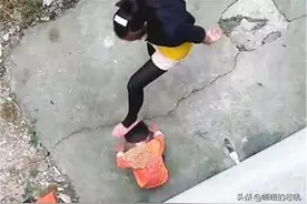 5岁女孩拉裤子，妈妈一时气愤猛踹一脚，孩子却被踢没了图片