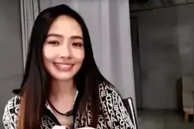 郭碧婷的“大钻美甲”火了！抬手的那一刻，真怕掉地上碎了图片
