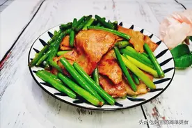 蒜苔真是好食材，既能提味又能当菜吃，一举两得不耽误时间图片