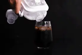 冰箱制冰器也玩创新，一次冰冻17颗冰球，一拉一伸轻松取出冰球图片