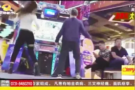 六旬大爷玩跳舞机，动作灵活舞姿炫酷：年轻的都是老师视频封面