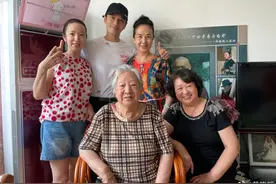 黄晓明回家和妈妈姥姥相聚，菜肴丰盛可口，疑似与baby婚纱照抢镜图片