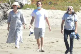 莱昂纳多一家三口同框，他身材暴瘦打扮低调，父亲和继母各自优雅图片