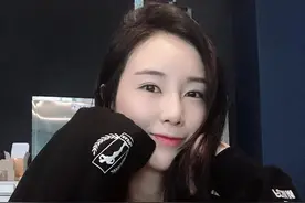 32岁健身女私教撩走26岁肌肉小哥，网友：这样的健身房爱情真美图片