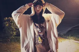 关晓彤深夜晒长腿，连帽卫衣+健美短裤超吸睛，黑夜也遮不住腿长图片