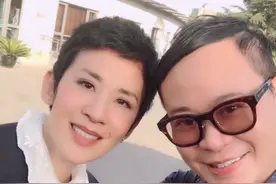 吴君如弟弟晒俩人合照，55岁还是单身一人，前妻靠姐姐推荐进TVB图片