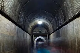 朱门酒肉臭，路有冻死骨；夜夜笙歌的皇帝在位48年有33年不上朝？图片