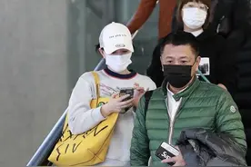 李小冉罕见带丈夫走机场，老公久违露面老好多，夫妻同框似父女图片