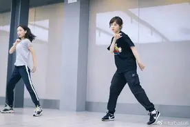 孙俪再拉妹妹跳舞游刃有余，孙艳被老师调侃五行缺韵律图片