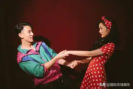 宅家DIY 婚纱照 吴尊化身造型老师传授太太摆拍秘诀图片