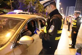 遇到交警查车，忘带驾驶证怎么办？牢记这两个选择图片