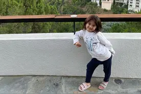 陈冠希晒女儿玩耍近照，Alaia头发微乱摆pose可爱十足图片