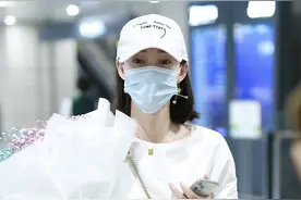 王丽坤穿露脐装小短裙现身机场 获粉丝送花变娇俏少女图片