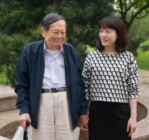 杨振宁向翁帆求婚后,得到子女祝福,婚后17年为何至今没有孩子?