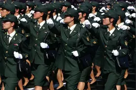 日本女兵为何总背着一个小黑挎包，里面装的是什么秘密武器吗？图片