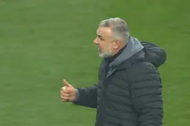 鲁能2-0夺冠！苏宁主帅狂竖大拇指！球迷高举佩莱和瓦尔加海报图片