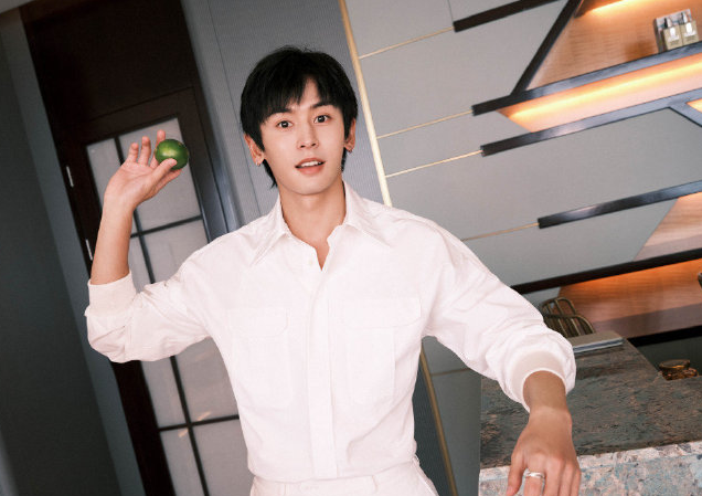 张哲瀚口碑尽毁!被业内人士爆料耍大牌,碰瓷王一博,营销老奶奶