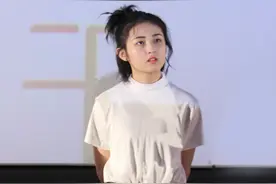 张子枫真任性，穿过脚踝的宽腿裤很显矮，可依旧美得很清纯图片