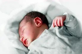 为啥孩子喜欢“摸着妈妈”入睡？不是孩子生病了，家长要读懂信号图片