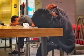 多名男子爱在上海肯德基里，蹭吃喝拉撒睡，有人想救助他们都拒绝图片