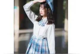 开学季，学院风十足的JK格裙可盐又可甜，轻松凹出百变造型！图片