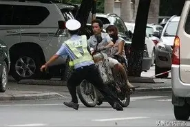 侠客岛：警情通报多次反转，真相真这么扑朔迷离？图片