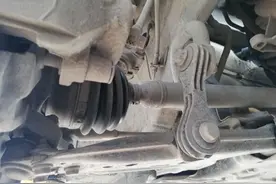 最近很多车友反应车子悬挂吱呦吱呦响，热车就没问题了！问题在这图片