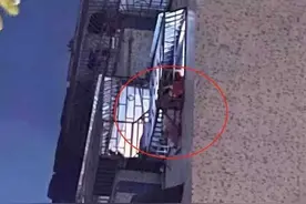 惊险！女孩深夜悬在半空拼命挣扎，危急时刻……图片