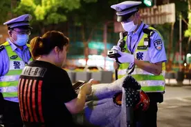 交警蜀黍的夜生活是怎样的？图片