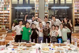 《中餐厅4》再曝杀青合照 赵丽颖王俊凯等比剪刀手笑容灿烂图片