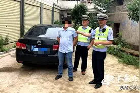 酒驾弃车逃跑 狂奔百米仍被警察抓获图片