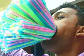 印度小伙挑战世界纪录，将459根吸管塞到嘴里，周围人却一脸淡定视频封面