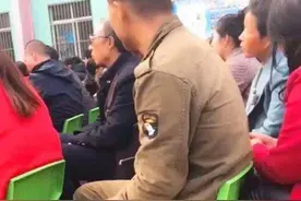 爸爸来不及换“工作服”，家长会上被嘲笑，老师一番话回怼嘲笑者图片