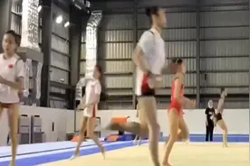 一天两练！中国体操女队亮相训练场图片